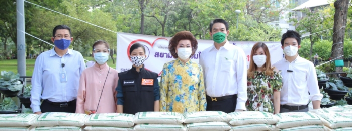 SIAMGAS hand out 1,000 bags of 5 kilogram rice to the public.